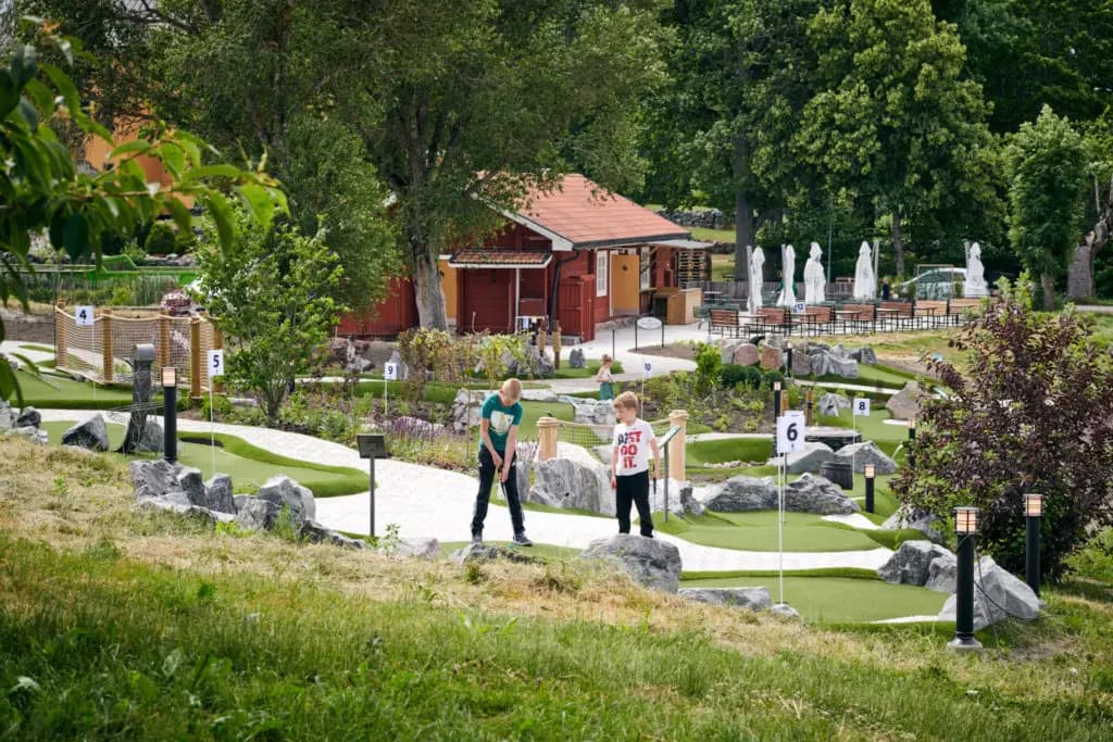 Dammstugan och äventyrsgolfbanan